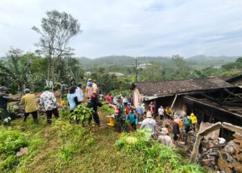 Akses Jalan Terputus dan Rumah Warga Tertimpa Material, Anggota Koramil 10/Sumowono Percepat Evakuasi Longsor