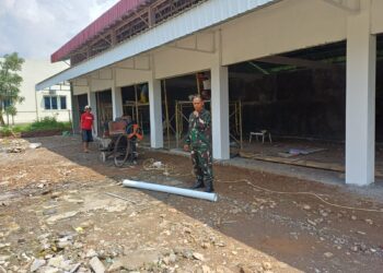 Babinsa Karangjati Laksanakan Pengawasan Pembangunan KDKMP di Bergas