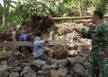 Sinergi TNI-Rakyat: Babinsa Wonokerto dan Warga Percepat Pembangunan Jembatan Garuda Tahap IV