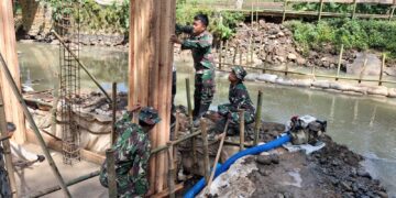 Gotong-Royong Di Jembatan ARMCO Semakin Perkuat Kemanunggalan TNI Dan Rakyat
