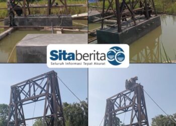 Sikap Sigap Salah Satu Anggota Babinsa Wonokerto Pantau Proses Pengelasan Gapura Besi Jembatan Gantung Garuda