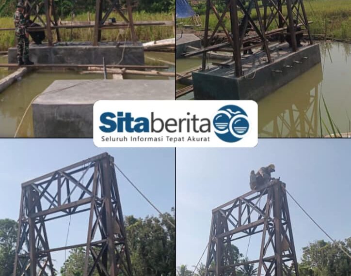 Sikap Sigap Salah Satu Anggota Babinsa Wonokerto Pantau Proses Pengelasan Gapura Besi Jembatan Gantung Garuda