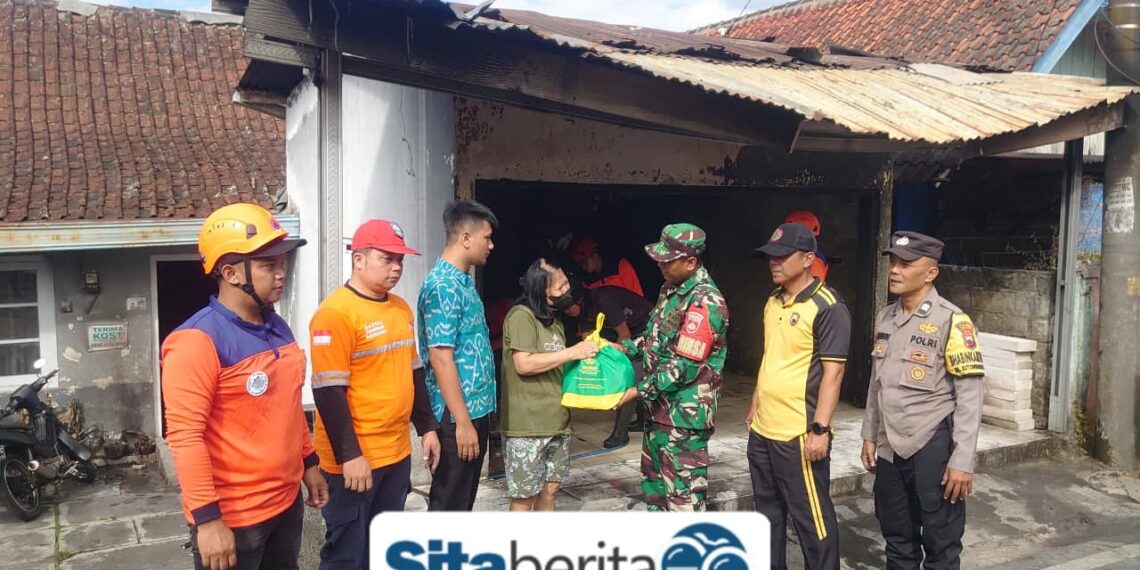 Babinsa Kutowinangun Kidul Bersama Bhabinkamtibmas dan BPBD Bantu Pembersihan Puing Pascakebakaran Warung Soto