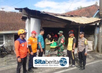 Babinsa Kutowinangun Kidul Bersama Bhabinkamtibmas dan BPBD Bantu Pembersihan Puing Pascakebakaran Warung Soto