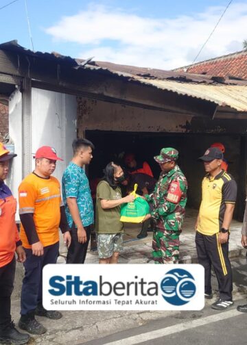 Babinsa Kutowinangun Kidul Bersama Bhabinkamtibmas dan BPBD Bantu Pembersihan Puing Pascakebakaran Warung Soto